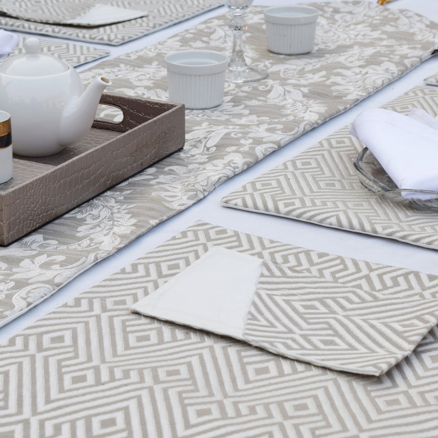 Majestic Bonanza Sand brown Table Set