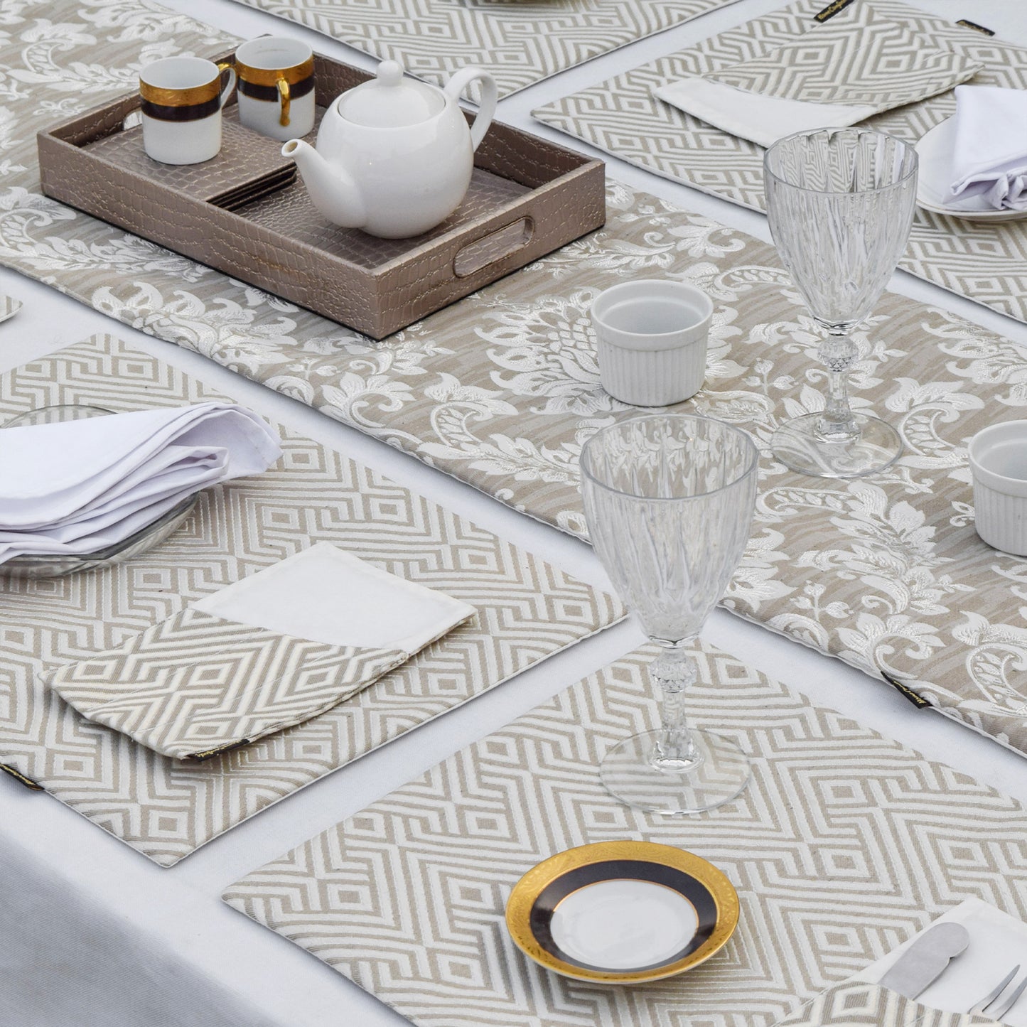 Majestic Bonanza Sand brown Table Set