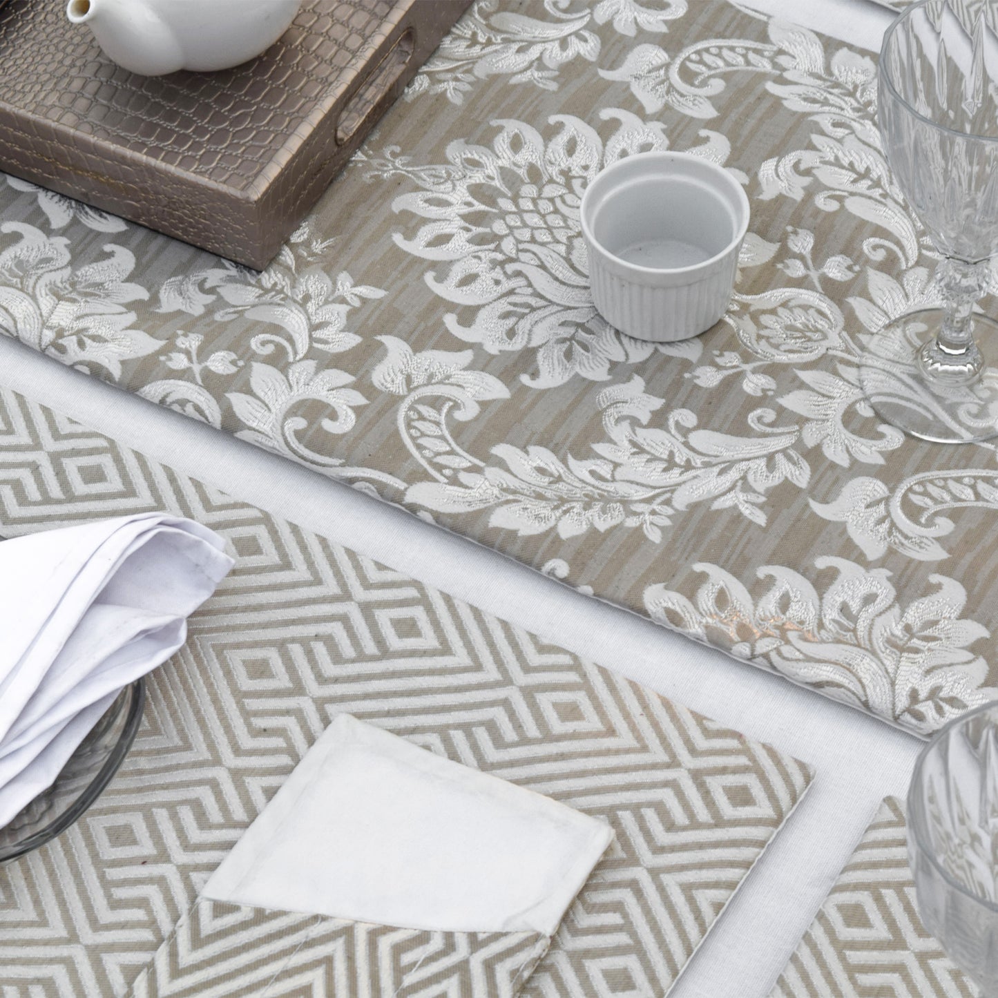 Majestic Bonanza Sand brown Table Set