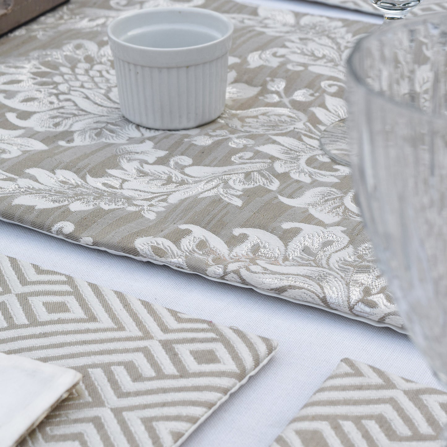 Majestic Bonanza Sand brown Table Set